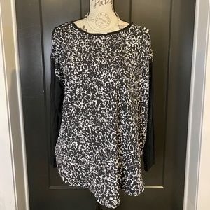 MICHAEL KORS BLACK AND WHITE LONG SLEEVE - SIZE XL/1X